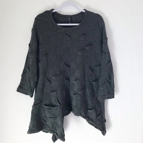DRESS TO KILL JANE MOHR Charcoal Gray Asymmetrical Textured Sweater - Picture 1 of 10